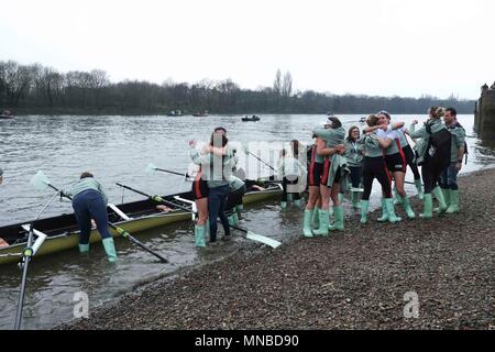 Cambridge University Boat Club célébrer remportant la Women's Boat Race sur la Tamise à Londres, Royaume-Uni le 24 mars 2018. Banque D'Images