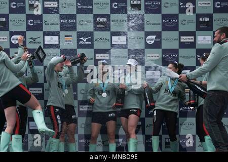 Cambridge University Boat Club célébrer remportant la Women's Boat Race sur la Tamise à Londres, Royaume-Uni le 24 mars 2018. Banque D'Images