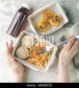 Emporter des repas de remise en forme. Escalopes de poulet à la vapeur et les courgettes avec des légumes bouillis, Berry boisson et dessert sain de la polenta. La perte de poids nutrit Banque D'Images