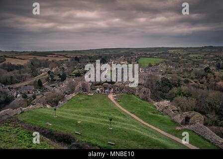 Vue de dessus des ruines de Corfe Castle dans le Dorset, UK Banque D'Images