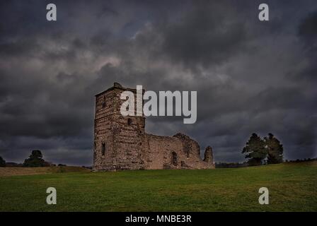 Storm clouds over Knowlton Church dans le Dorset, UK Banque D'Images