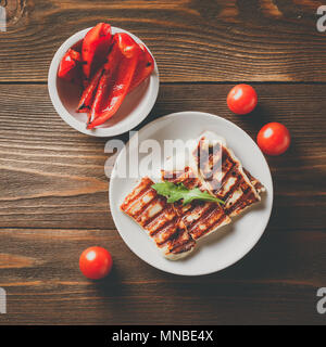 Au fromage Halloumi avec poivrons grillés et tomates. Vue d'en haut Banque D'Images