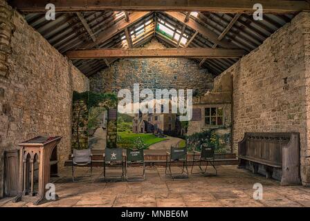 L'intérieur d'une grange dans le village fantôme de Tyneham dans le Dorset, UK Banque D'Images