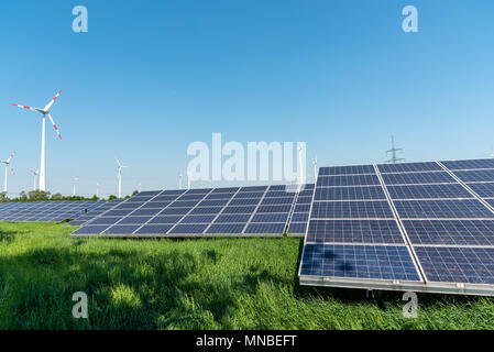 La production d'énergie renouvelable et de lignes de transport d'électricité vu en Allemagne Banque D'Images