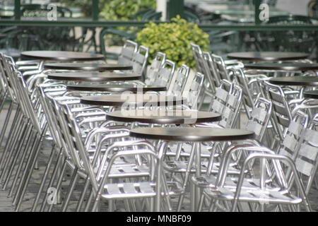 Des tables et des chaises dans un café sur la rue Banque D'Images