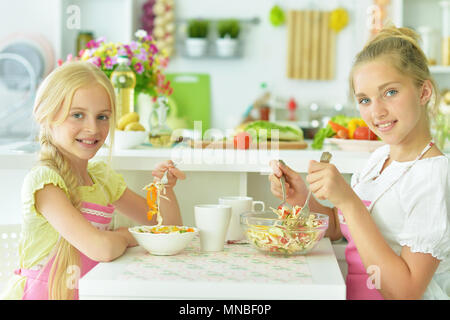 Les filles dans la cuisine Banque D'Images