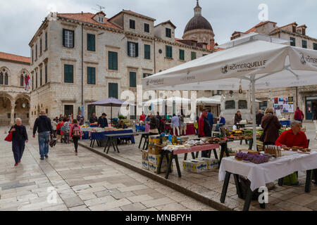 Les étals de marché en place Gundulić (Place du marché ou Place du Vieux Marché) dans la vieille ville de Dubrovnik, Croatie. Banque D'Images