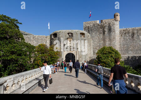 Les murs de la vieille ville et de la Porte Pile, l'entrée ouest de la vieille ville de Dubrovnik, Croatie. Banque D'Images