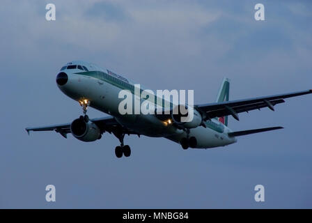 L'avion de ligne Airbus A321 d'Alitalia débarque à l'aéroport de Londres Heathrow, Royaume-Uni. Airbus A321-100 I-BIXQ à l'aube Banque D'Images