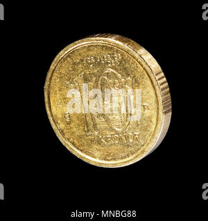 Couronne suédoise Dyrty golden 10 coin isolé sur fond noir. Banque D'Images