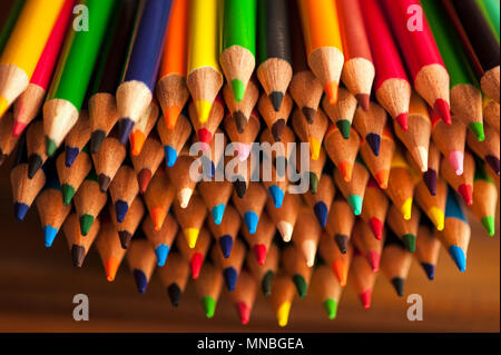 Close-up de crayons multicolores avec des éléments de conception dans les rangées empilés les uns sur les autres la création de modèles colorés Banque D'Images