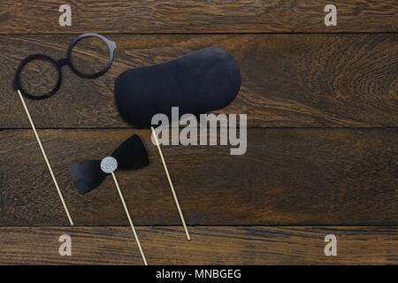 Vue de dessus de table image aérienne Happy Fathers day holiday background concept.Télévision lay photo booth pb signe de saison le rustique moderne en bois brun à l'hom Banque D'Images