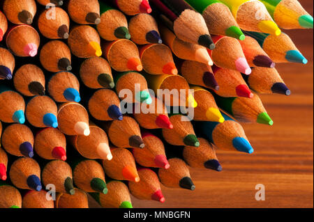 Close-up de crayons multicolores avec des éléments de conception dans les rangées empilés les uns sur les autres la création de modèles colorés Banque D'Images