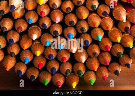 Close-up de crayons multicolores avec des éléments de conception dans les rangées empilés les uns sur les autres la création de modèles colorés Banque D'Images