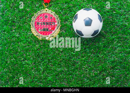 Vue de dessus de table soccer ou de football image aérienne saison tournoi background.Télévision lay médaille d'objets & ball sur le fond d'herbe verte artificielle Banque D'Images