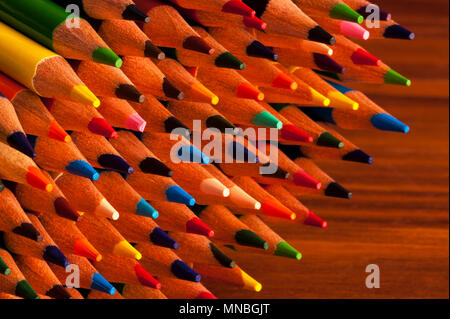 Close-up de crayons multicolores avec des éléments de conception dans les rangées empilés les uns sur les autres la création de modèles colorés Banque D'Images