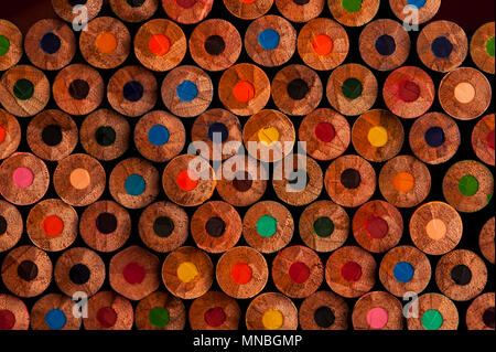 Close-up de crayons multicolores avec des éléments de conception dans les lignes Banque D'Images