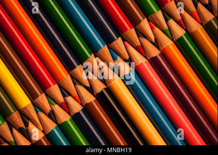 Close-up de crayons multicolores avec des éléments de conception dans les lignes Banque D'Images