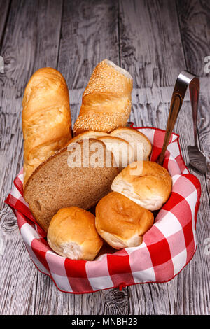 Un panier de pain assortis tels que pains, pain de mie, et baguette. Banque D'Images