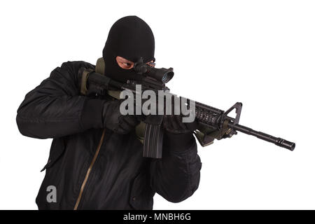 Voleur dans uniforme noir et un masque avec m4 isolé fusil Banque D'Images