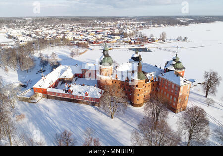 Vue aérienne pendant la saison d'hiver du Château Gripsholm suédois avec la ville Mariefred en arrière-plan. Banque D'Images