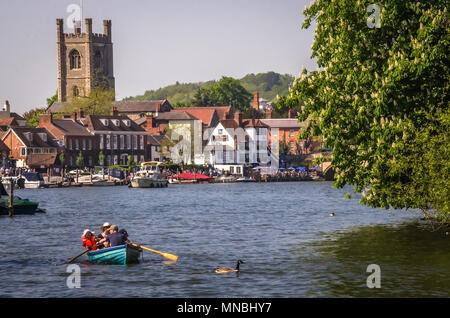 L'Oxfordshire, UK - 06 MAI 2018 : journée ensoleillée en bateau à Henley on Thames. Henley est dominé par un magnifique paysage de collines boisées. Banque D'Images