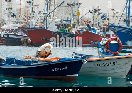 Bateaux de pêche colorés stationné dans le port sur l'île de Tenerife, Espagne avec une vue brumeuse à cause d'une tempête Banque D'Images