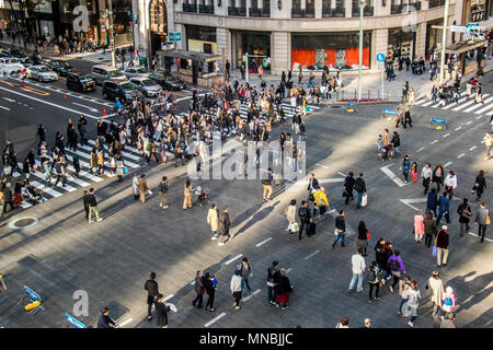 Scène de rue animée dans la capitale japonaise Tokyo Japon Banque D'Images