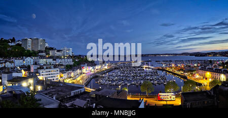 Go - DEVON : vue panoramique sur le port de Torquay et ville par nuit (image HDR) Banque D'Images