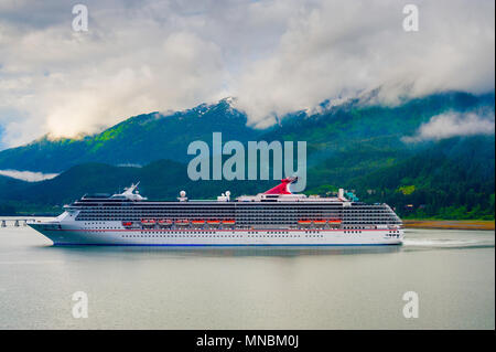 Juneau, Alaska, USA - 26 juin 2010 : Carnival Spirit Cruise Ship tournant autour dans le canal Gastineau à Juneau, en Alaska. Banque D'Images