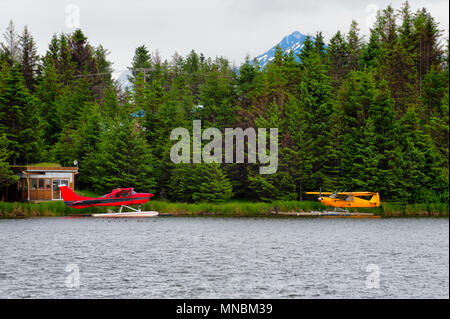 Les hydravions siéger lié aux docks sur Beluga Lake à Homer, Alaska Banque D'Images