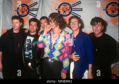 UNIVERSAL CITY, CA - 6 SEPTEMBRE : (L-R) chanteurs/musiciens Garry Gary Beers, Andrew Farriss, Jon Farriss, Michael Hutchence, Tim Farriss et Kirk Pengilly d'INXS assister à la septième Conférence annuelle des MTV Video Music Awards le 6 septembre 1990 à l'Universal Amphitheatre à Universal City, en Californie. Photo de Barry King/Alamy Stock Photo Banque D'Images