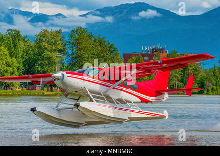 Un hydravion rouge et blanc prend son envol sur Lake Hood à Anchorage Alaska Banque D'Images