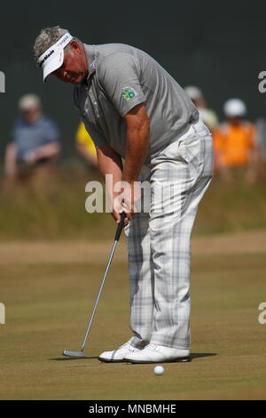 MUIRFIELD en Écosse - 20 juillet : Darren Clarke putts à la 1re verte pendant le troisième tour de l'Open Championship 2013 à Muirfield Golf Club le 20 juillet 2013 en Ecosse. Banque D'Images