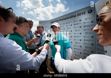 Des entrevues avec les médias donne Rory McIlroy après avoir terminé au moins -1 pour la journée au cours de la première série de la BMW PGA Championship à Wentworth Golf Club. 21 mai 2015 --- Image par © Paul Cunningham Banque D'Images