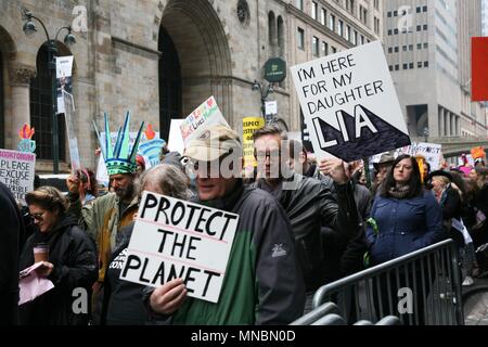 New York, USA. 15ème. Mai, 2018. PHOTO : un tour d'action de protestation des femmes(s) contre le président américain, Donald Trump lors de sa première année de présidence, j Banque D'Images