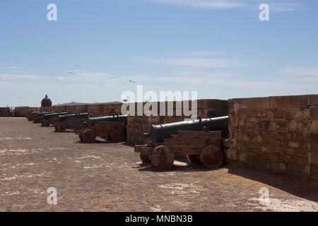 Canons en bronze à Skala du Ville sur les remparts d'Essaouira, utilisé comme un bastion défensif pour protéger le port d'Essaouira à partir de raiders Banque D'Images