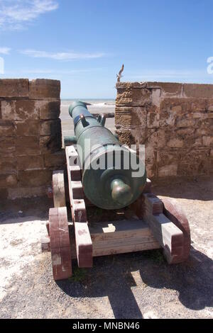 Canons en bronze à Skala du Ville sur les remparts d'Essaouira, utilisé comme un bastion défensif pour protéger le port d'Essaouira à partir de raiders Banque D'Images