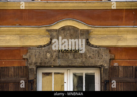 Métal doré patiné sur lettrage signe pour un musée avec une fausse lettre M à la fin Banque D'Images