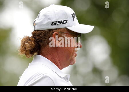 Miguel Angel Jimenez le long de l'allée pendant le troisième cycle le 3ème jour de la tournée européenne de BMW PGA Championship à Wentworth Golf Club. 23 Mai 2015 Banque D'Images