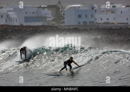 LANZAROTE, îles Canaries, Espagne : attraper les surfeurs vagues devant le village La Santa. Banque D'Images