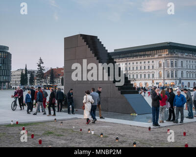 Les gens se réunissent autour de la nouvelle monument aux victimes de l'accident d'avion de Smolensk, Varsovie, Pologne Banque D'Images