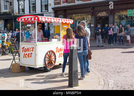 Cambridge, UK -Avril 2018. Les gens d'acheter des glaces à partir d'un ice cream panier fournisseur du vendeur vendeur appelé Toni's ices à Trinity Street, Central Cambri Banque D'Images