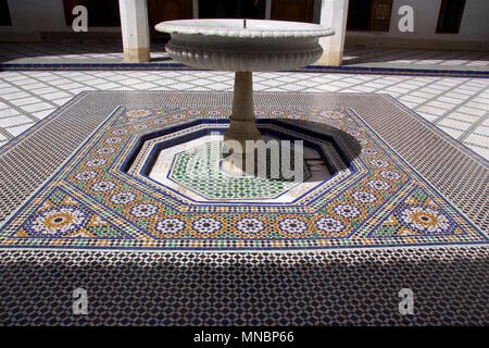 Une fontaine entourée d'une mosaïque du Bahia Palace (palais de la belle, le brillant), un palais du 19ème siècle à Marrakech Banque D'Images