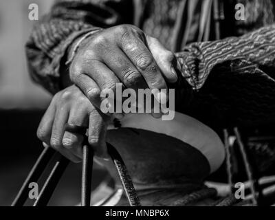 Noir et blanc de Vaquero closeup of hands en selle horn Banque D'Images