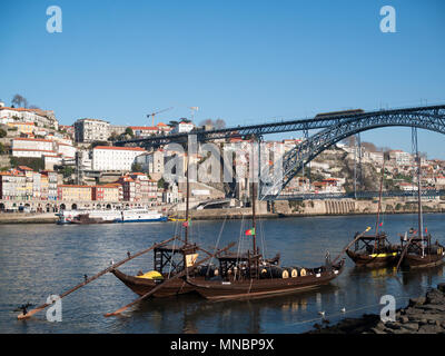 Bateaux dans la rivière Douro par Pont Dom Luis, Porto Banque D'Images