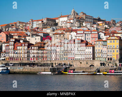 Douro Porto quartier riverside vu de Vila Nova de Gaia Banque D'Images