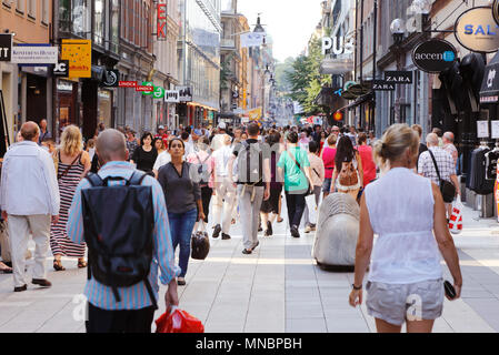 Stockholm, Suède - août 4, 2014 : Les gens de marcher sur la rue Drottninggatan, au centre-ville de Stockholm. Banque D'Images