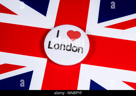 Londres, Royaume-Uni - 27 avril 2018 : Un badge I Love London en photo sur le drapeau britannique, le 27 avril 2018. Banque D'Images