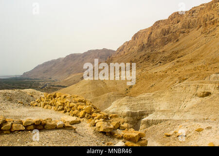 L'aride désert montagneux à Qumrân Le site archéologique historique de la mer Morte en Israël Banque D'Images